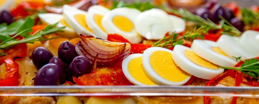 Travessa de vidro com bacalhoada.