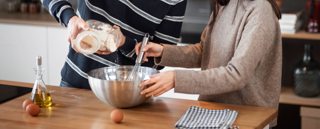 Duas pessoas preparando café da manhã.