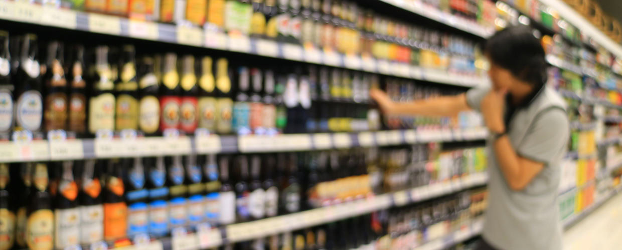 Pessoa no corredor de bebidas.