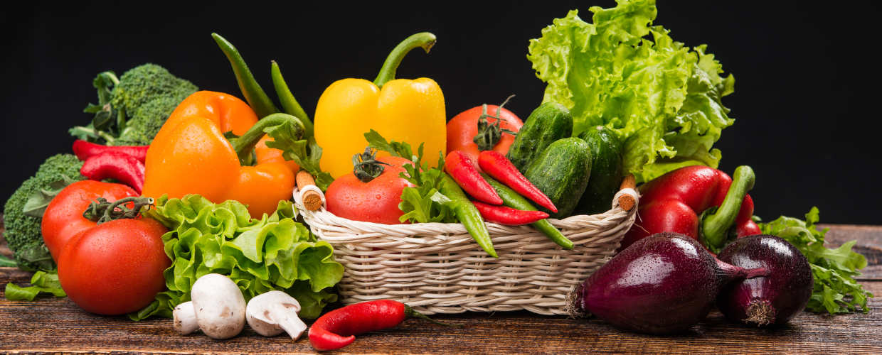 Cesto com legumes e verduras.