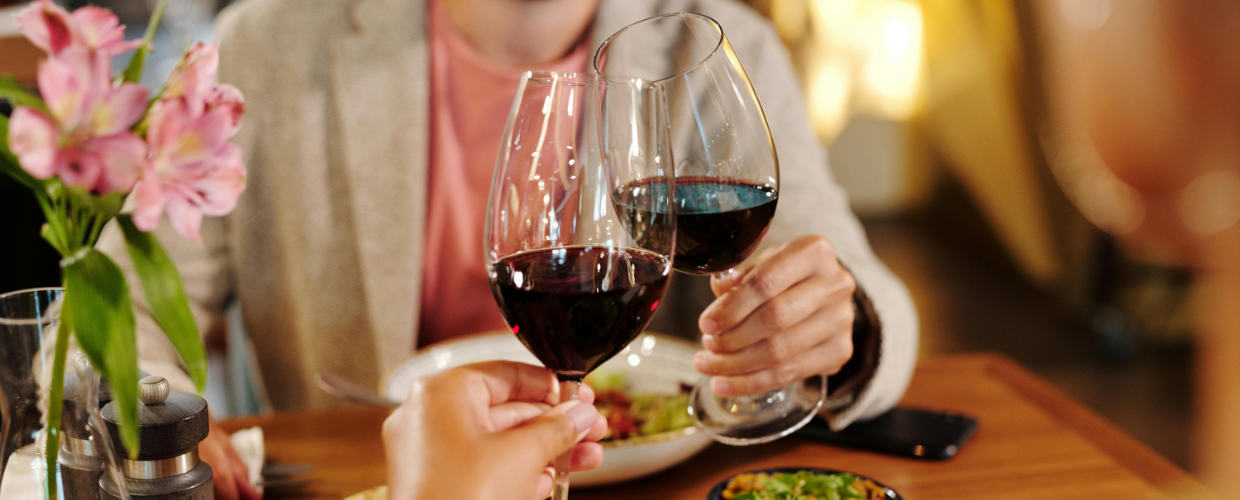 Taças de vinho em brinde.