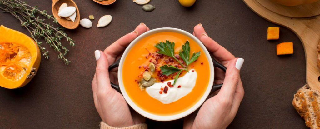 Sopa cremosa de abóbora com especiarias e ervas para o inverno.