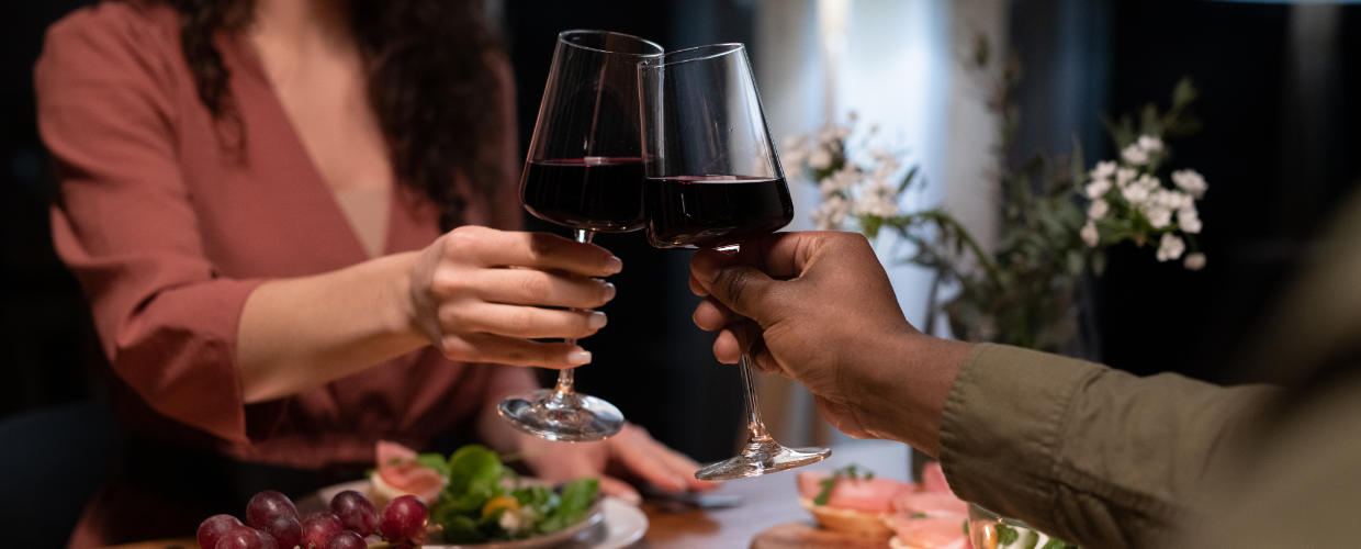 Duas taças em brinde durante jantar.