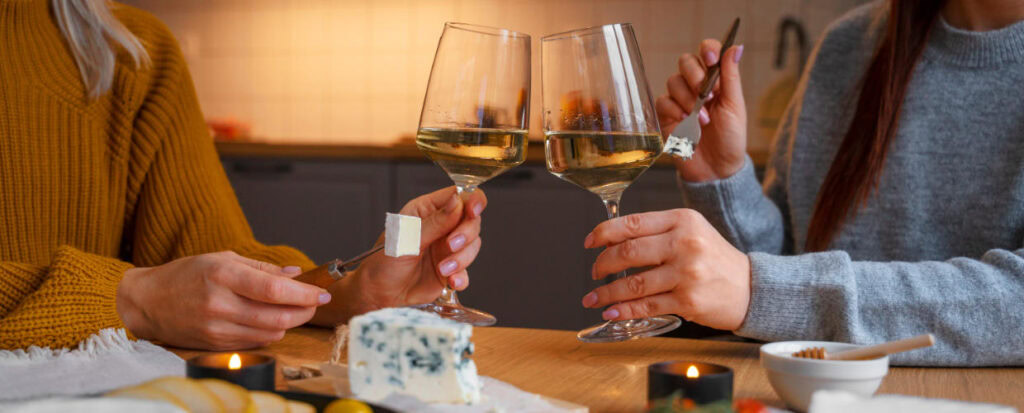 Duas taças de vinho branco em brinde.