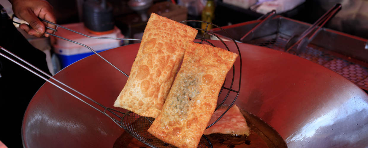 Dois pastéis em escumadeira.