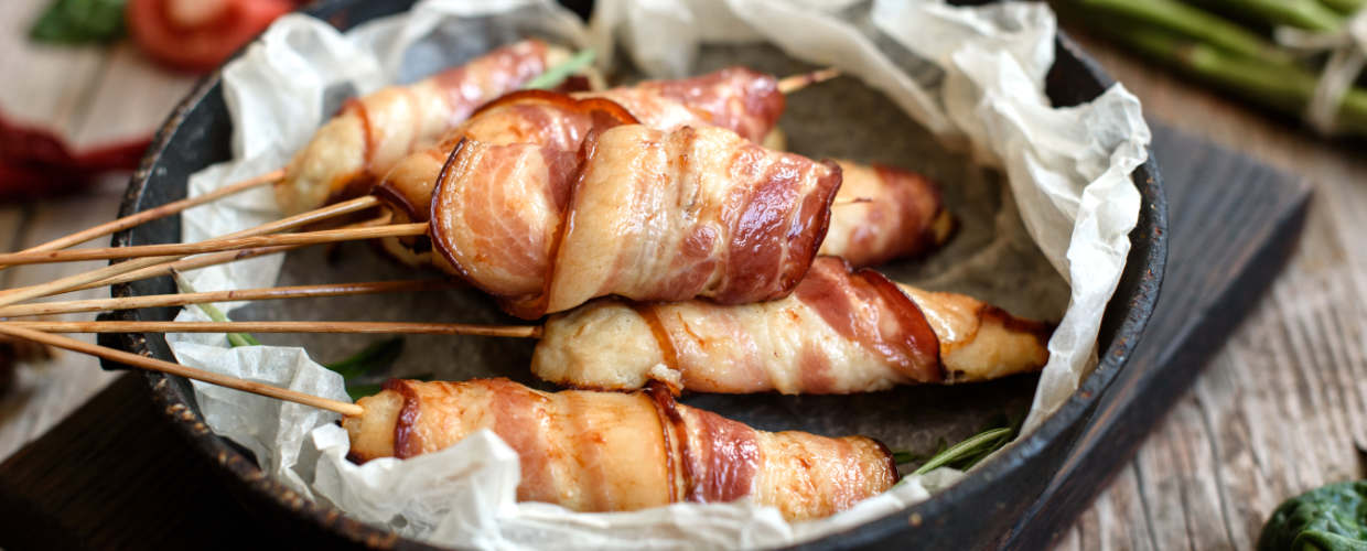 Espetinhos com bacon.