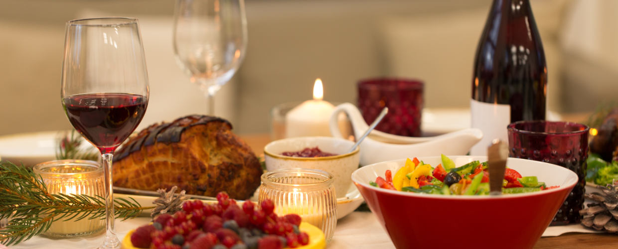 Mesa com ceia de Natal.